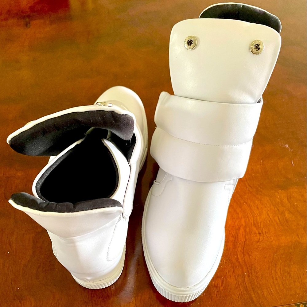 Ankle boots white Color.